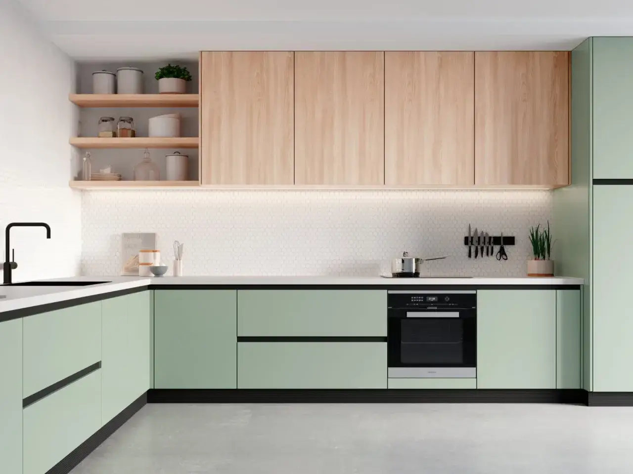 Cocinas combinadas en dos colores: gabinetes inferiores verde menta y superiores de madera clara. Encimeras blancas, salpicadero de azulejos hexagonales blancos y electrodomésticos integrados.