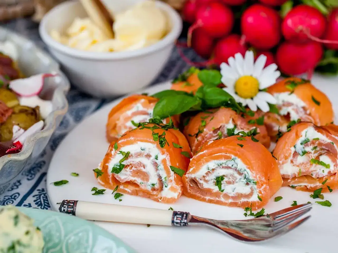 Laxrullar med pepparrot, gr&auml;ddost och f&auml;rska &ouml;rter, dekorerade med en pr&auml;stkrage. En festlig och god f&ouml;rr&auml;tt.