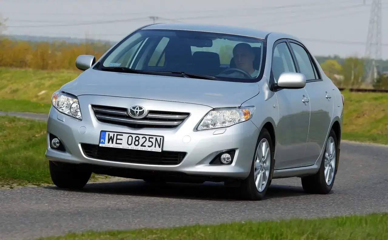 Srebrna Toyota Corolla 1.6 benzyna jedzie po drodze. Kierowca zastanawia się, ile pali ten model.
