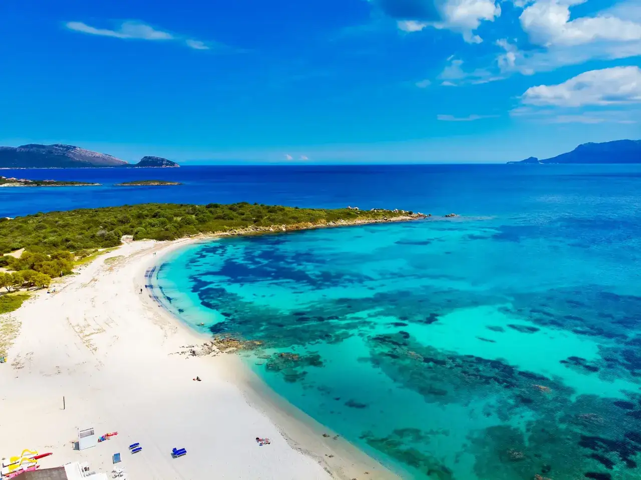 Spiagge vicino a Olbia con acque cristalline e sabbia bianca. Un paradiso sardo da esplorare.