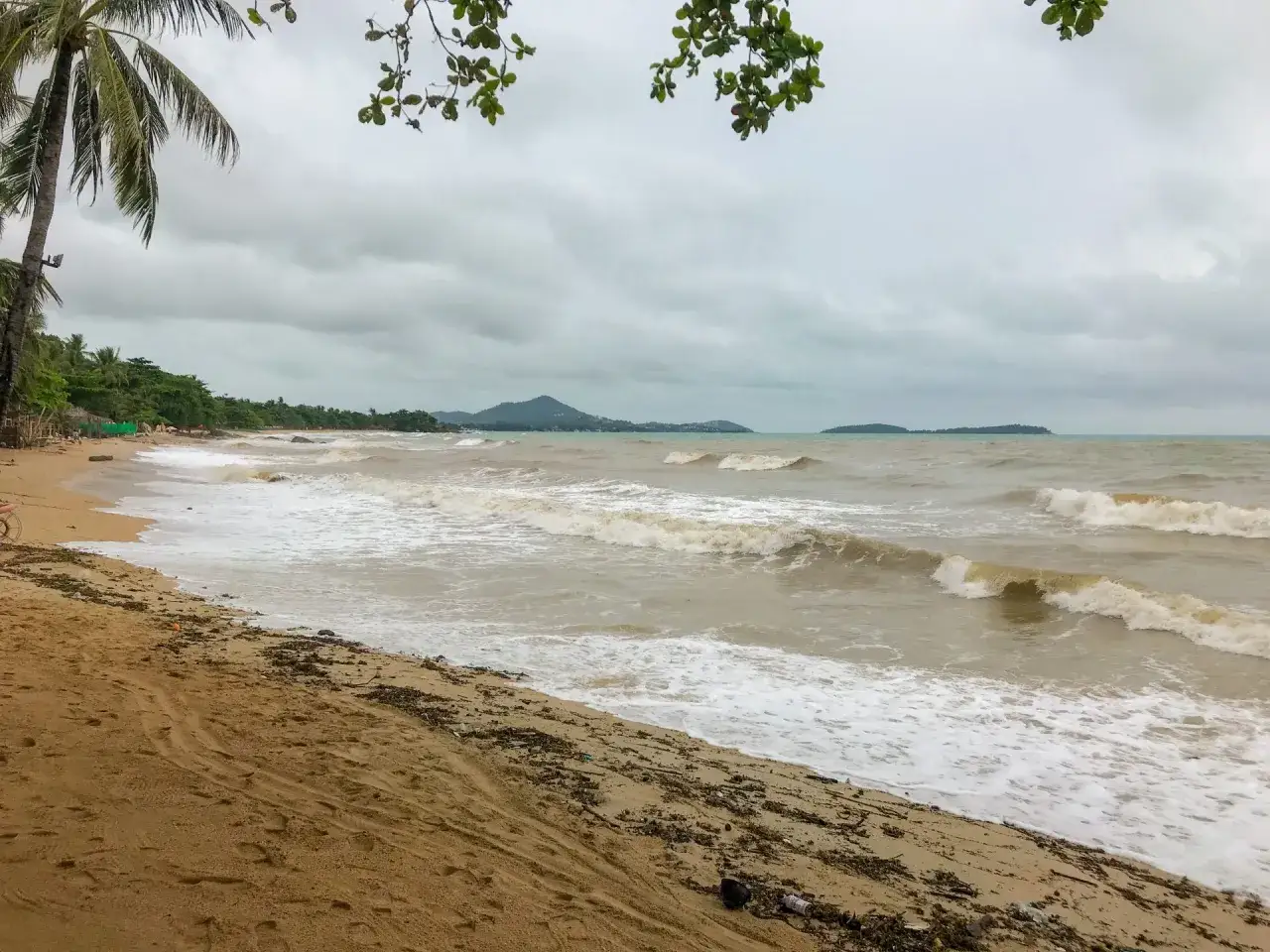 Plaża na Koh Samui, kiedy jechać? Warto wybrać się w suchej porze, od grudnia do marca, by cieszyć się słońcem.