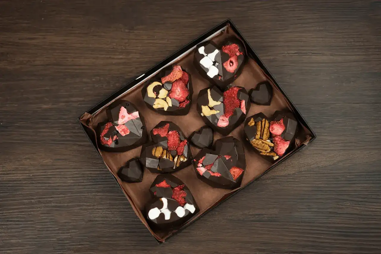 Mörk chokladhjärtan fyllda med torkad frukt och nötter, en härlig rocky road-upplevelse.