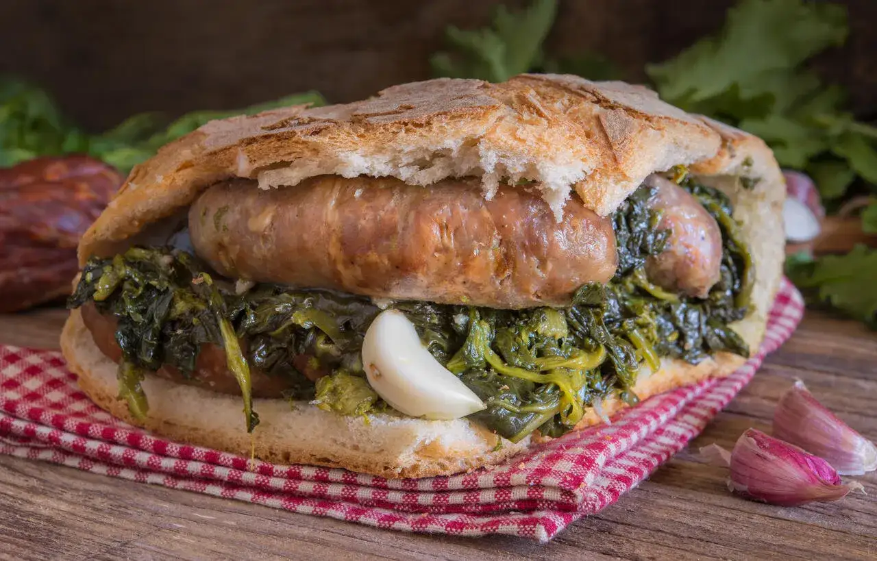 Pane con salsiccia e friarielli, una vera specialità di Napoli, con aglio e peperoncino.