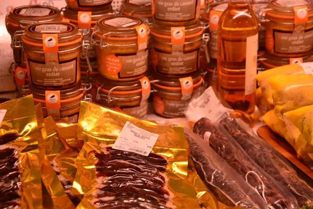 &eacute;tal de march&eacute; avec produits du terroir des Landes asperges canard