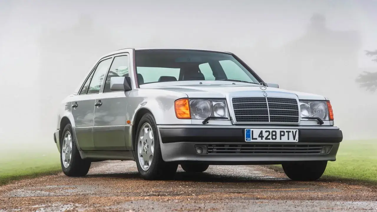 Srebrny Mercedes, kt&oacute;rym m&oacute;głby jeździć Rowan Atkinson, na mglistej drodze. Klasyczne samochody zawsze robią wrażenie.