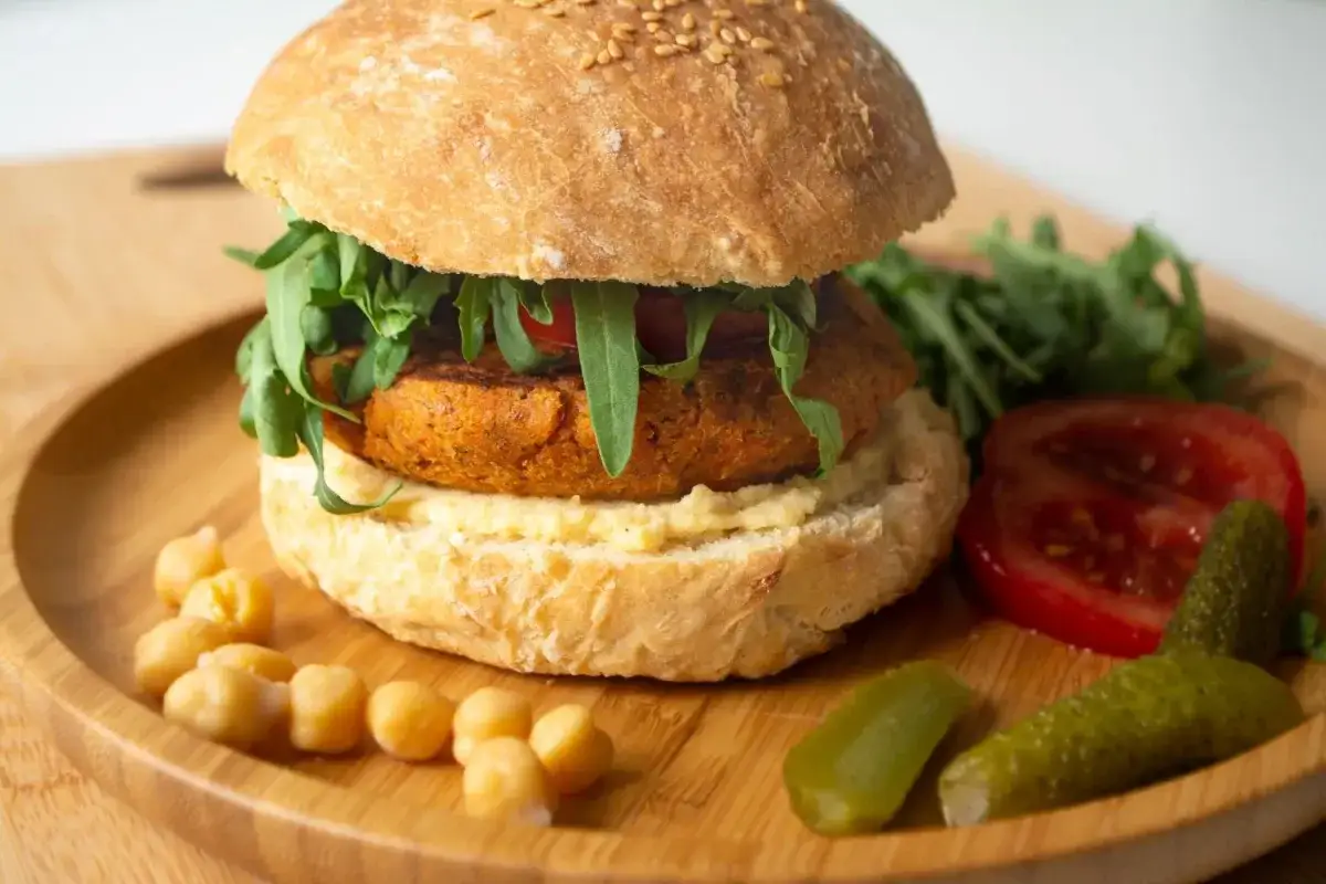 Smażenie burger&oacute;w na patelni grillowej
