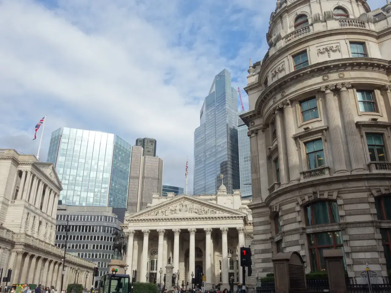 Bank of England i nowoczesne wieżowce &ndash; to jeden z punkt&oacute;w na liście 10 miejsc, kt&oacute;re warto zobaczyć w Londynie.