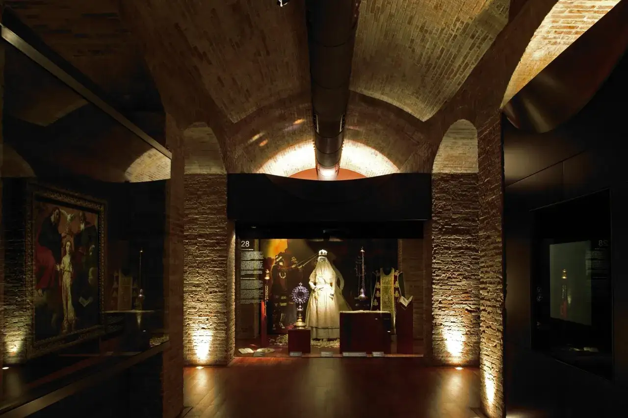 Exhibición de vestimentas religiosas y arte sacro en uno de los museos de Valencia.