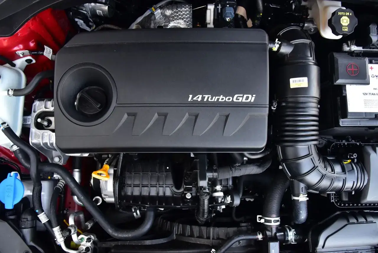 Silnik 1.4 Turbo GDi w Kia Ceed. Wiele osób szuka kia ceed opinie, ten silnik to mocny punkt.