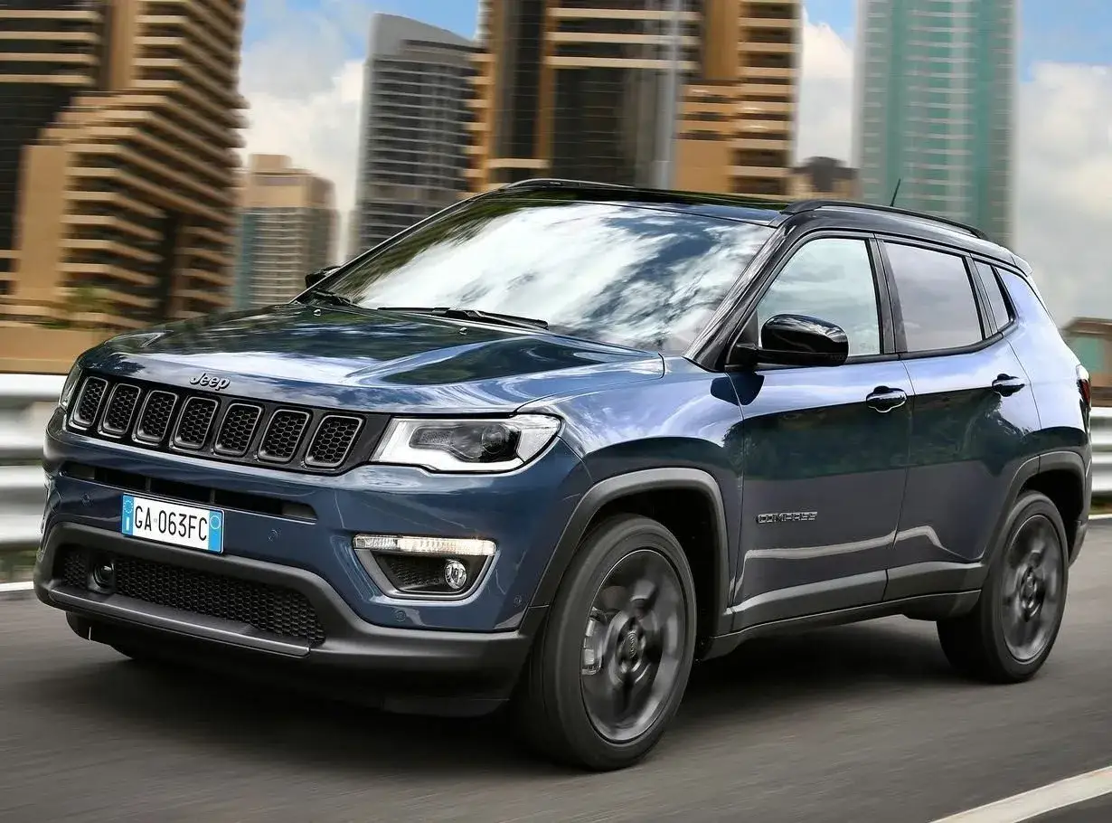 Jeep Compass w miejskim krajobrazie. Czy warto kupić ten SUV?
