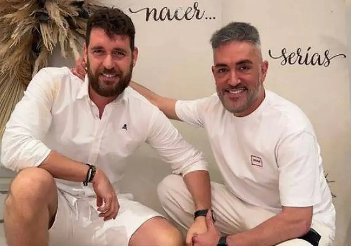 Fran Anton y Kiko Hern&aacute;ndez, sonriendo y vestidos de blanco, comparten un momento de complicidad.