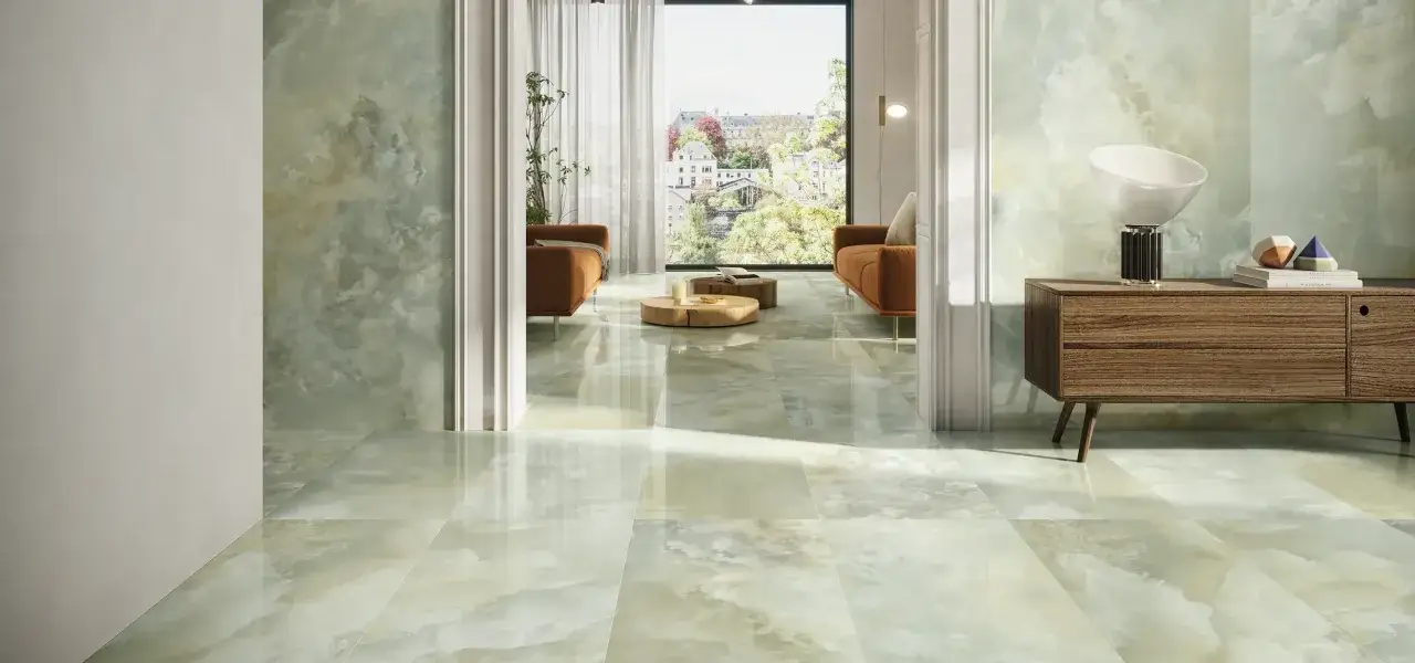 Pavimenti e pareti in finto marmo verde acqua creano un ambiente lussuoso. Ecco come trovare piastrelle uguali per un effetto coordinato.