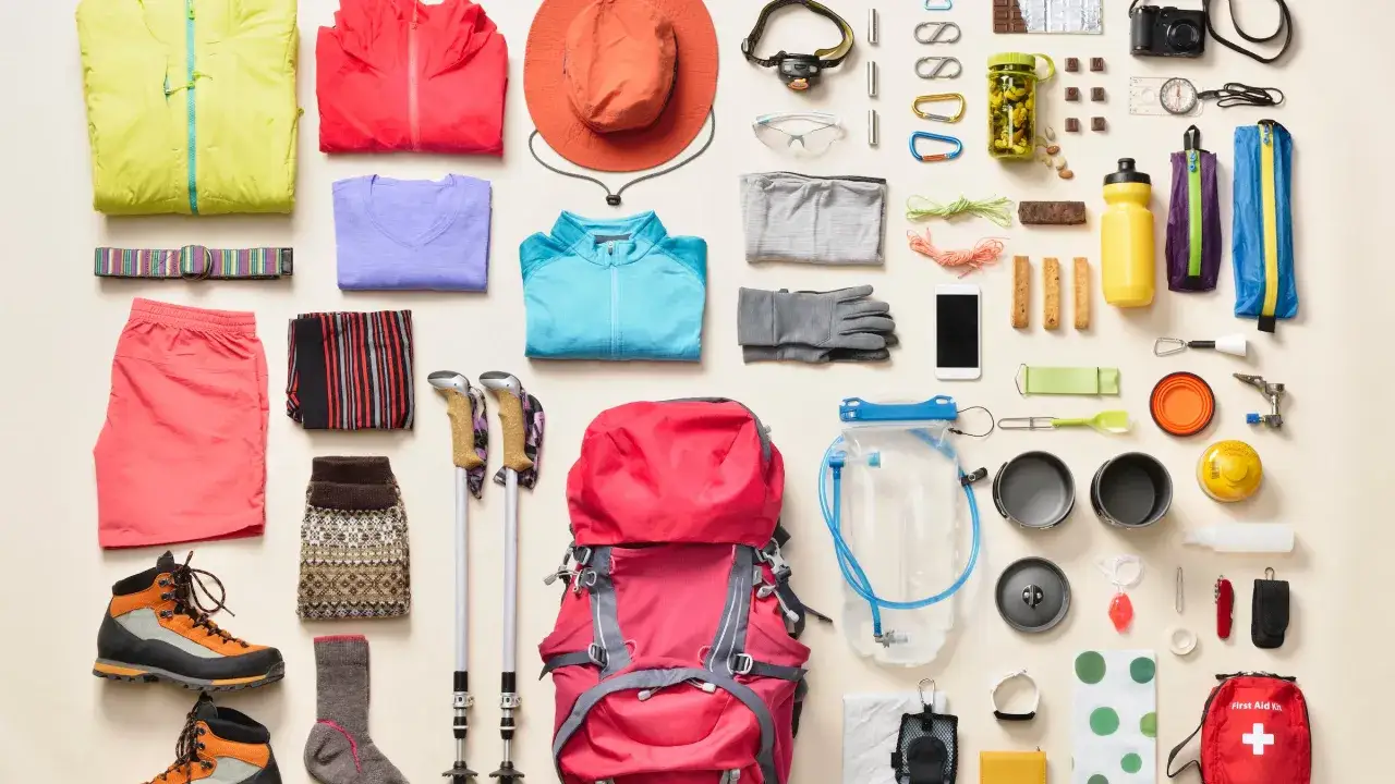 Packlista vandring: kläder, kängor, ryggsäck, vandringsstavar, vattenpåse, mat och första hjälpen-kit.