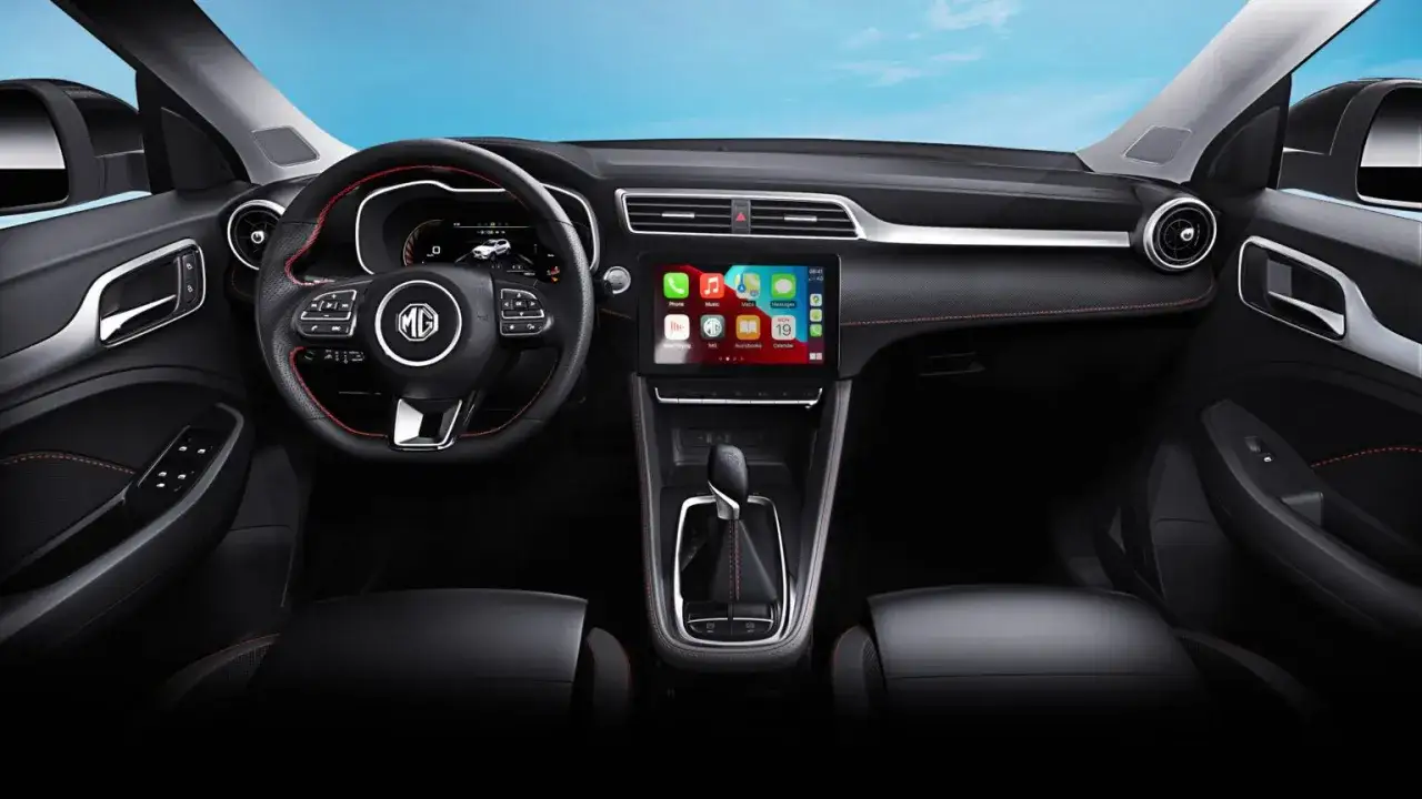 Wnętrze MG ZS Classic: kierownica, ekran multimedialny z Apple CarPlay, dźwignia zmiany biegów i fotele.