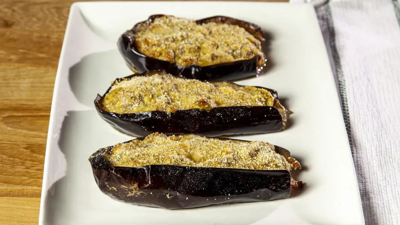 Melanzane alla sassarese, gustoso piatto sardo con melanzane ripiene e gratinate, pronte per essere gustate.