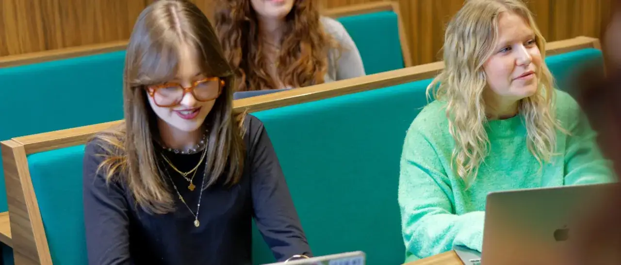 &Eacute;tudiantes en master relations internationales &agrave; distance, concentr&eacute;es sur leurs cours en amphith&eacute;&acirc;tre.
