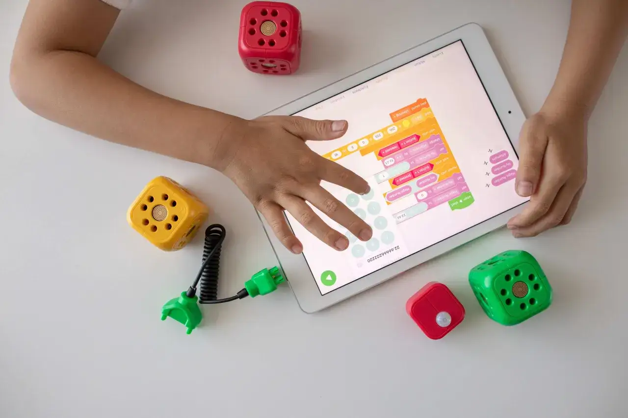 dziecko korzystające z tabletu, aplikacje edukacyjne, nauka programowania dla dzieci