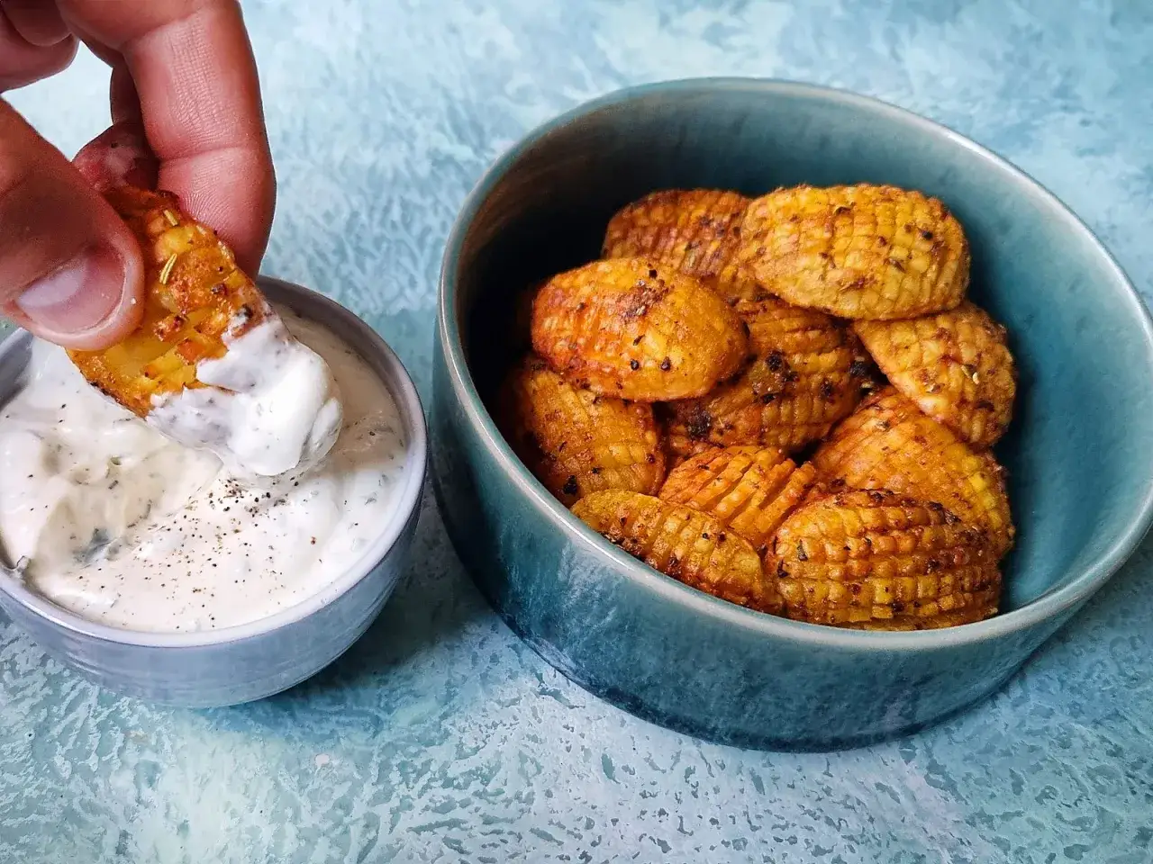 Knusprige Kartoffeln im Airfryer, perfekt zum Dippen in cremigen Dip. Ein Genuss für jeden Kartoffelliebhaber!