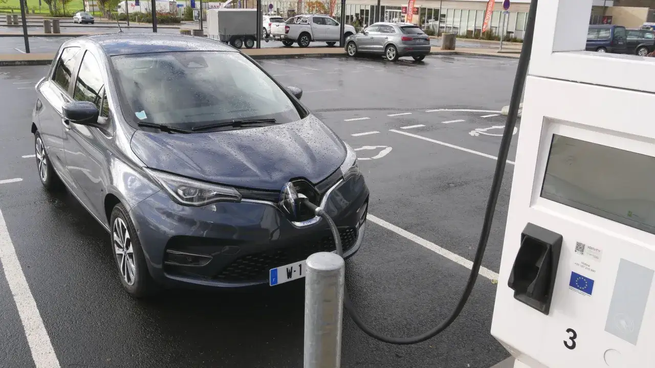 Une Renault Zoé électrique en charge. L'autonomie de cette voiture est un atout majeur pour les trajets quotidiens.