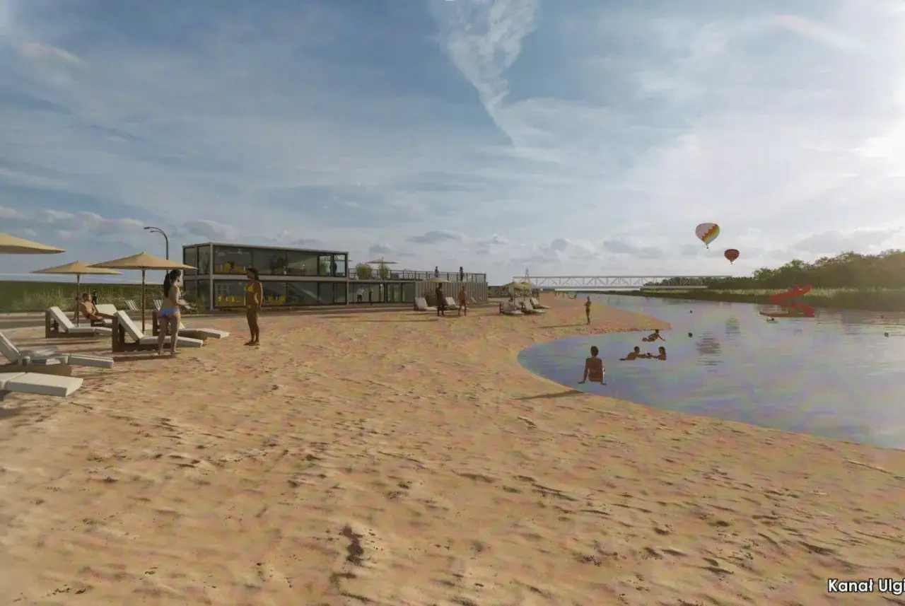 Plaża nad jeziorem w Koninie z nowoczesnym budynkiem, leżakami i ludźmi kąpiącymi się w wodzie. W tle most i balony na ogrzane powietrze.