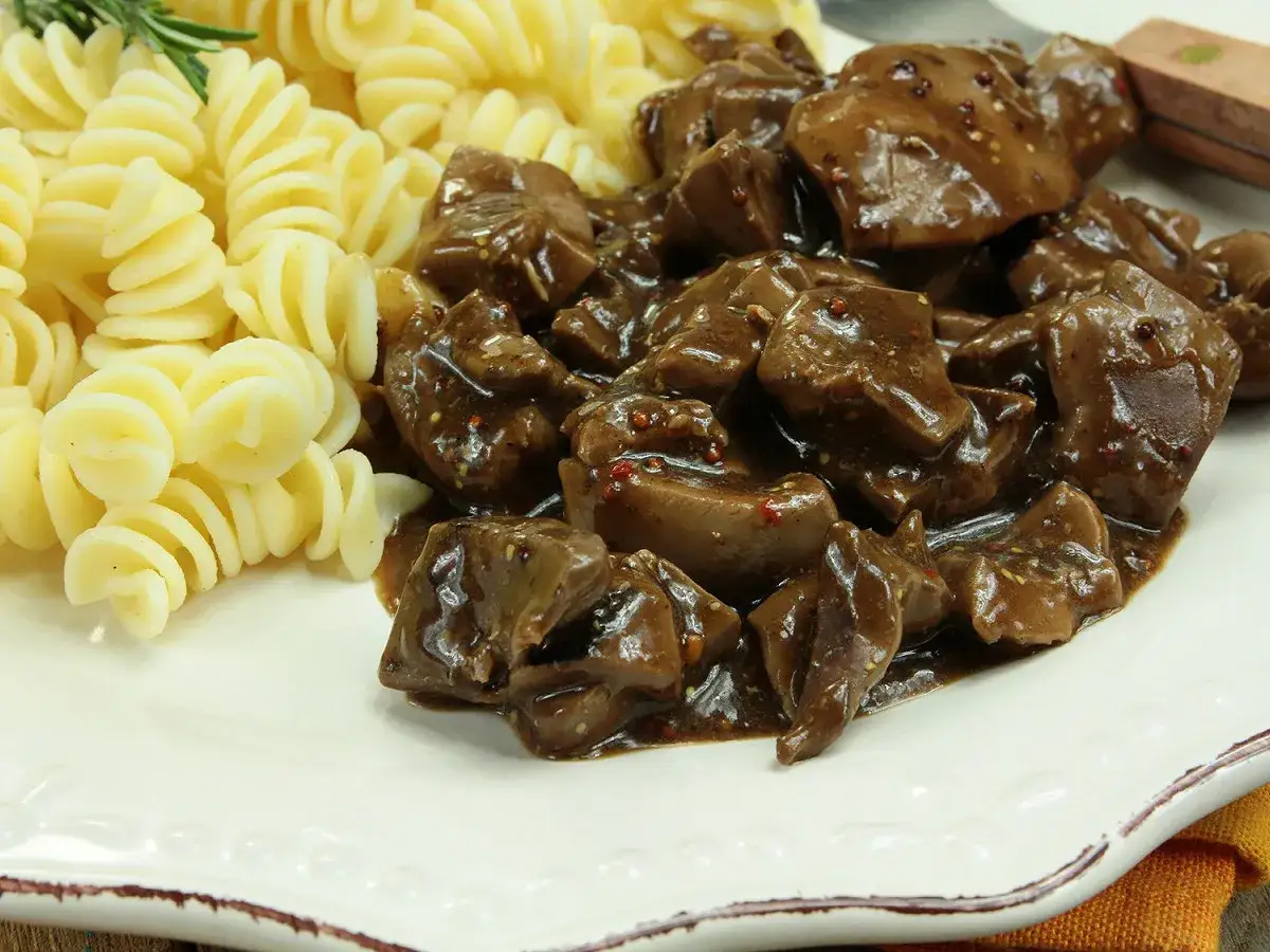 Rognon de boeuf en sauce avec des p&acirc;tes fusilli. Un plat savoureux et r&eacute;confortant.