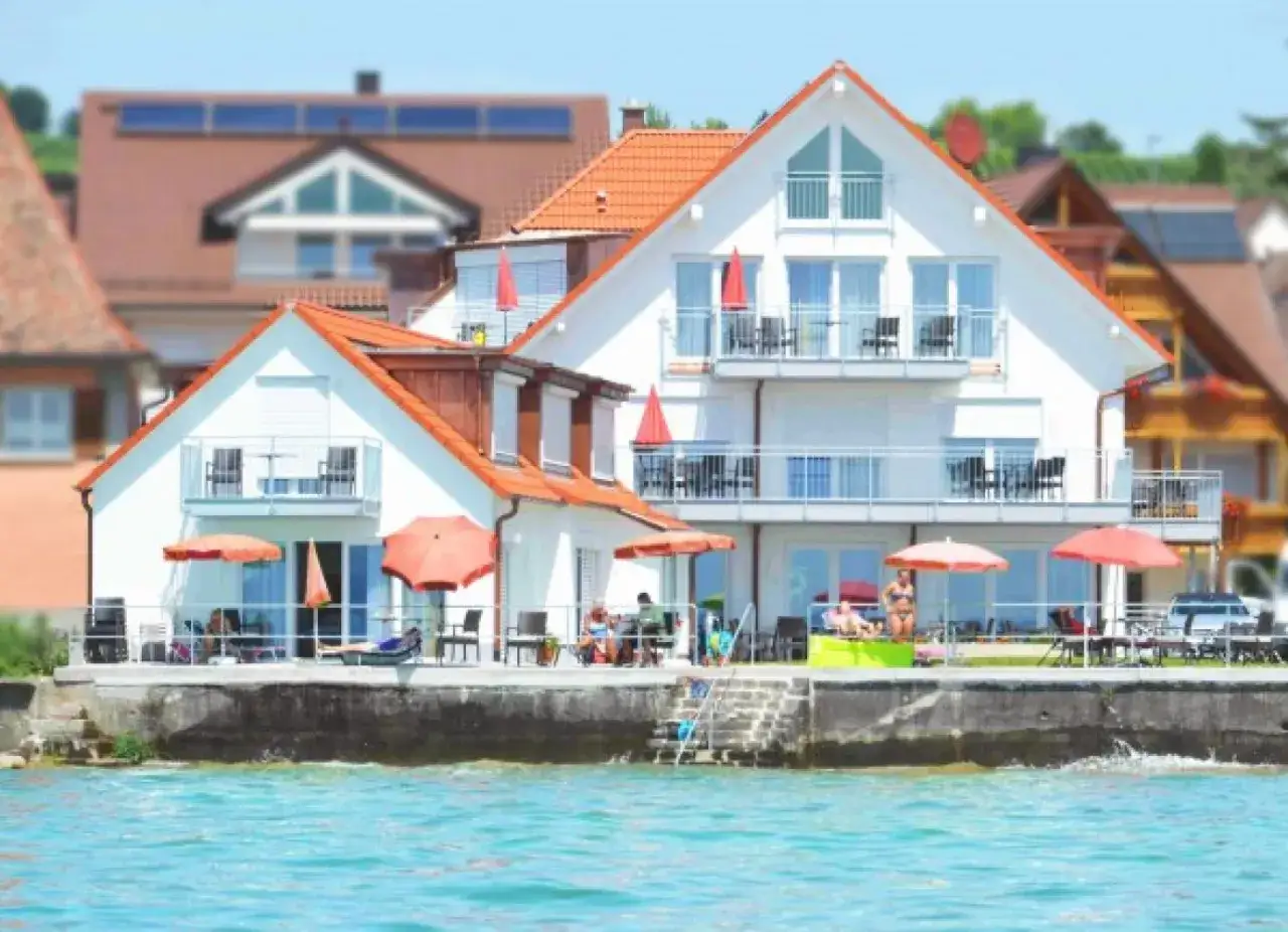 Ferienhaus am See, ein Hagnau Geheimtipp. Sonnenschirme und Liegestühle laden zum Entspannen ein.