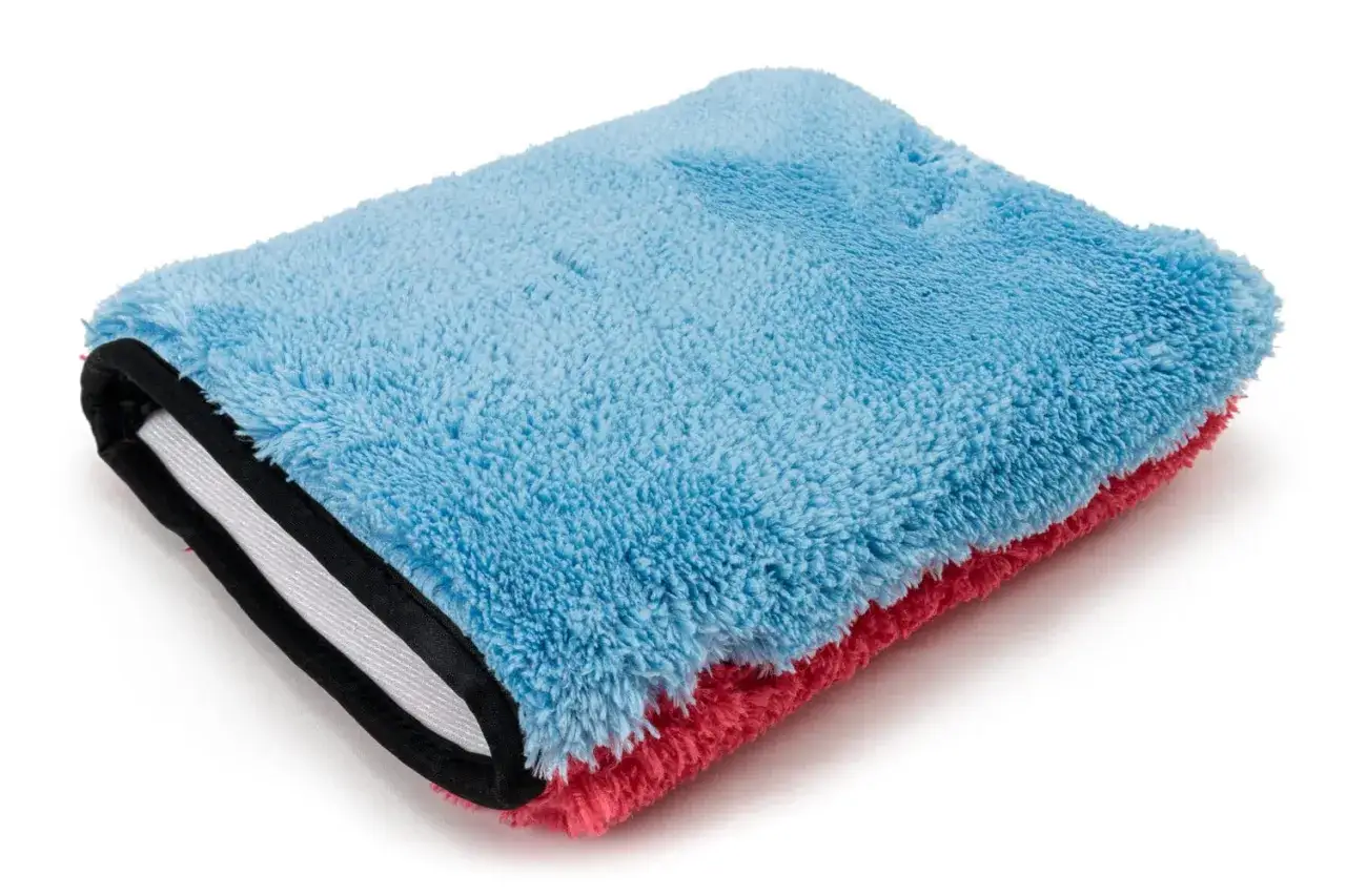 Fluffy microfiber mitts in blue and red, the best way to wash a car without scratching.