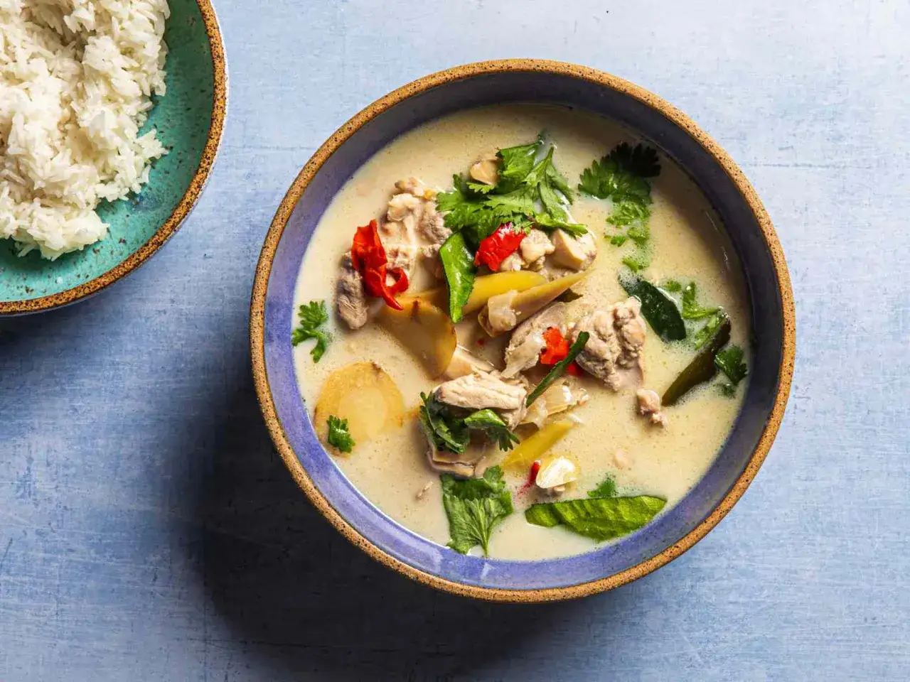 Aksamitny tom kha z kurczakiem, imbirem i chili. Idealny przepis na rozgrzewający obiad.