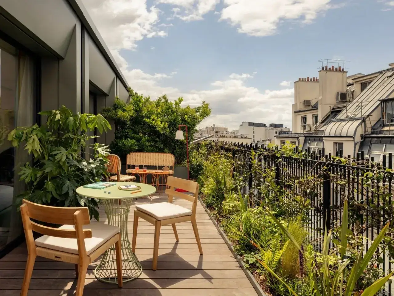 Une **diff&eacute;rence balcon terrasse** : cette grande terrasse v&eacute;g&eacute;talis&eacute;e offre un espace ext&eacute;rieur spacieux avec mobilier, contrastant avec un simple balcon.