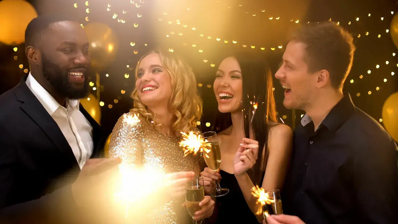 Des amis célèbrent joyeusement avec des feux d'artifice et du champagne, marquant le début d'une nouvelle vie après un divorce party.