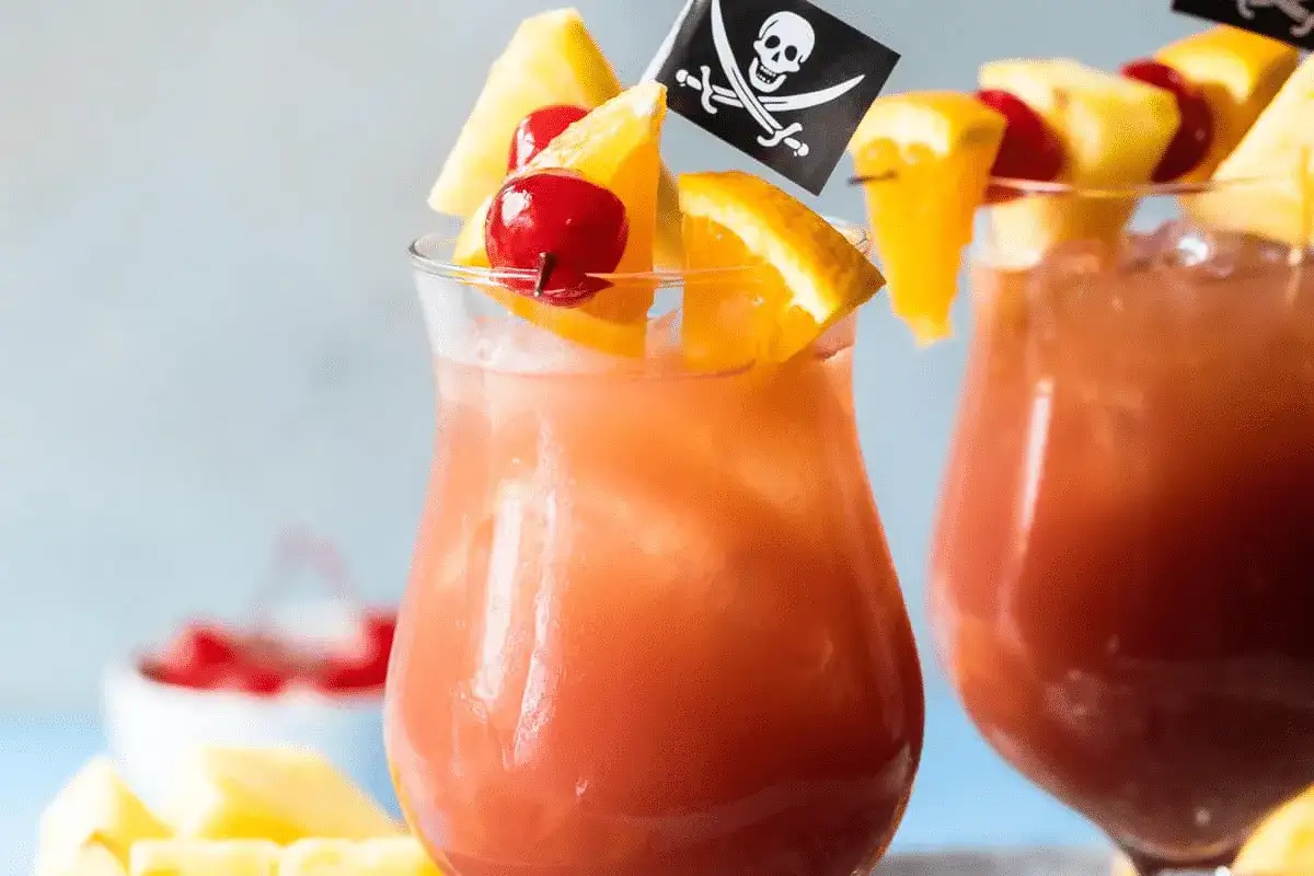 Koktajle z rumem jack sparrow, ozdobione owocami i piracką flagą. Idealne na tropikalną przygodę!