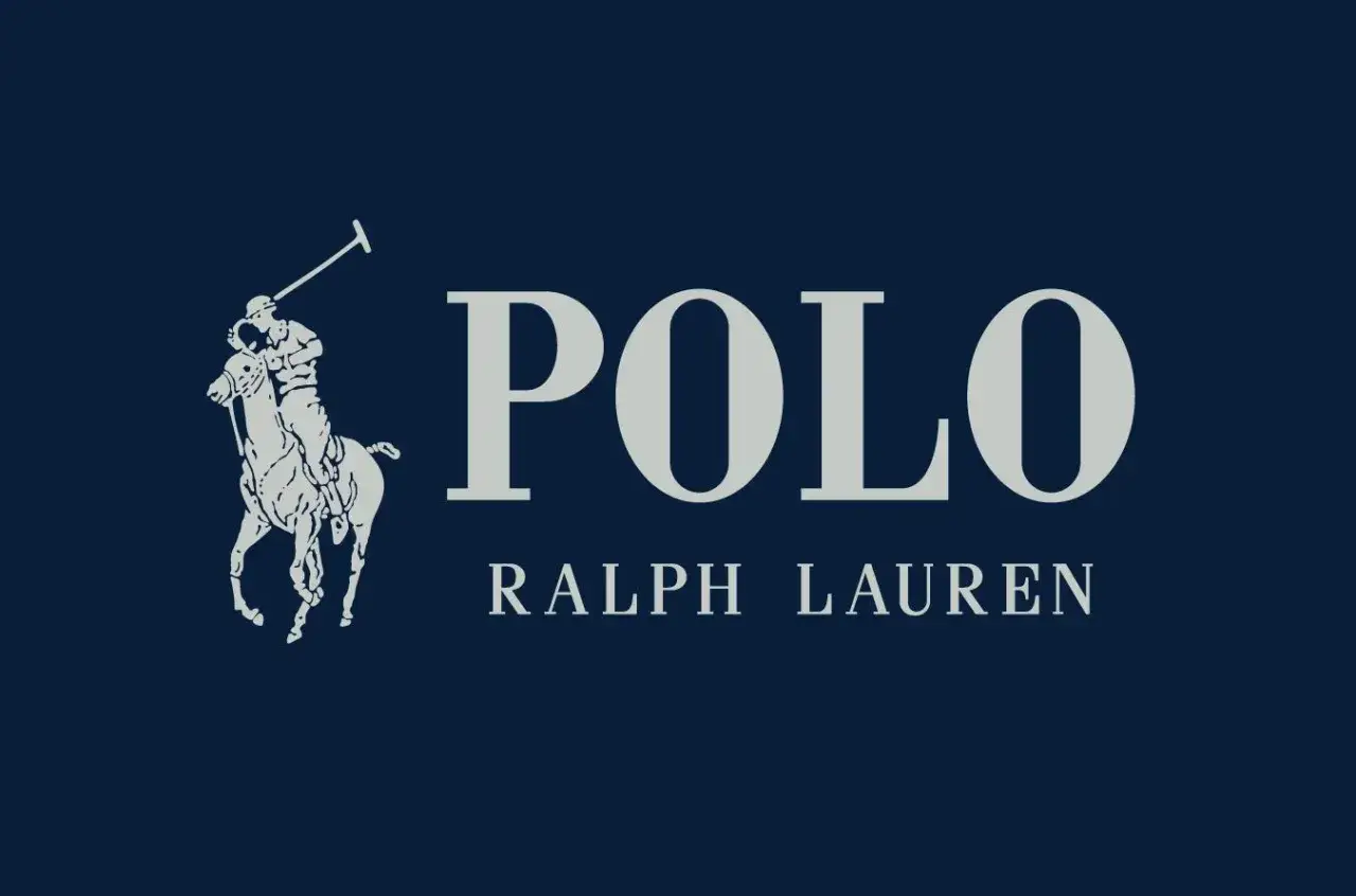 Ikoniczny polo ralph lauren znaczek z jeźdźcem na koniu.