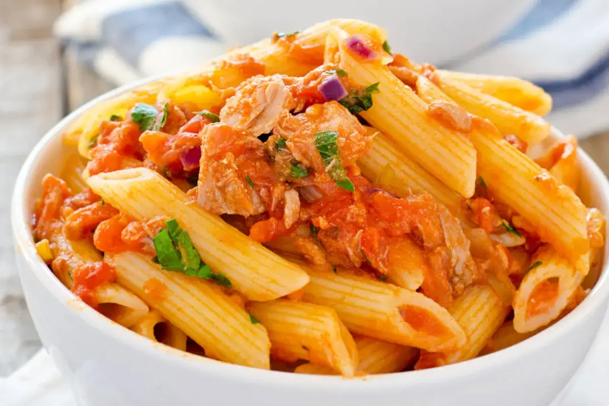 Penne al sugo di tonno e pomodorini freschi, un piatto semplice e gustoso.