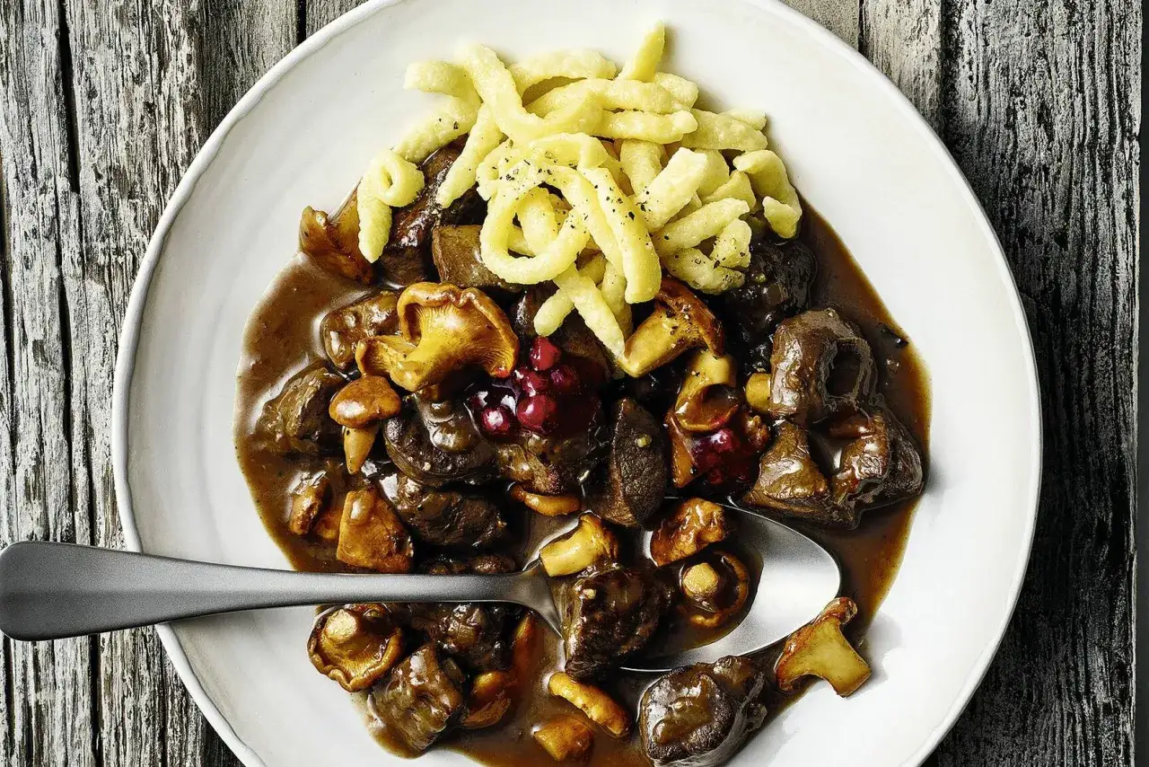 Herzhaftes Rehgulasch mit Pilzen und Sp&auml;tzle, ein k&ouml;stliches rehgulasch rezept f&uuml;r Genie&szlig;er.