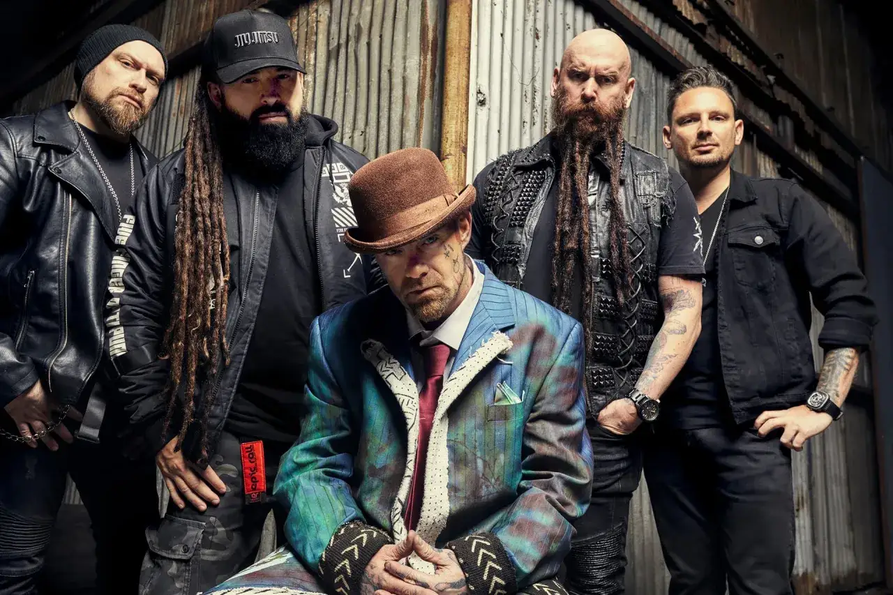 Five Finger Death Punch w Polsce! Zespół w pełnym składzie, gotowy na kolejny ogień na scenie.