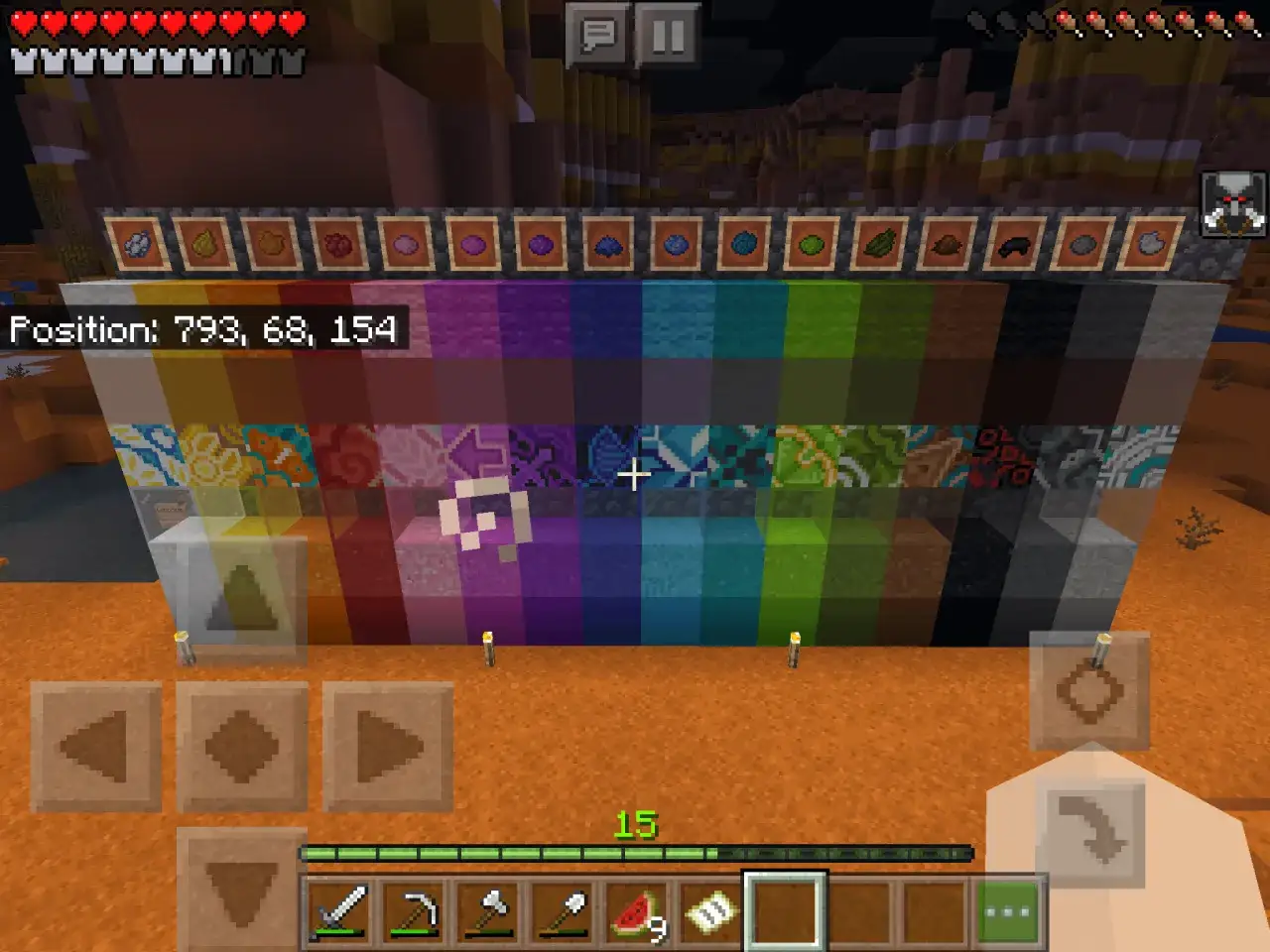 Kolekcja bloków Minecraft z bogactwem kolorów MC, od czerwieni po zieleń, z wzorzystymi płytkami i przedmiotami w ramkach.