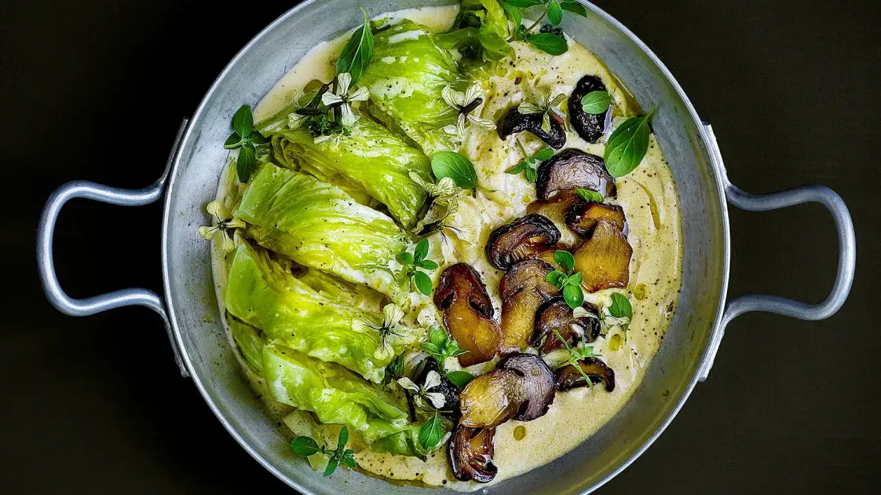 En krämig spetskål med svamp, ett härligt spetskål recept som ser utsökt ut.