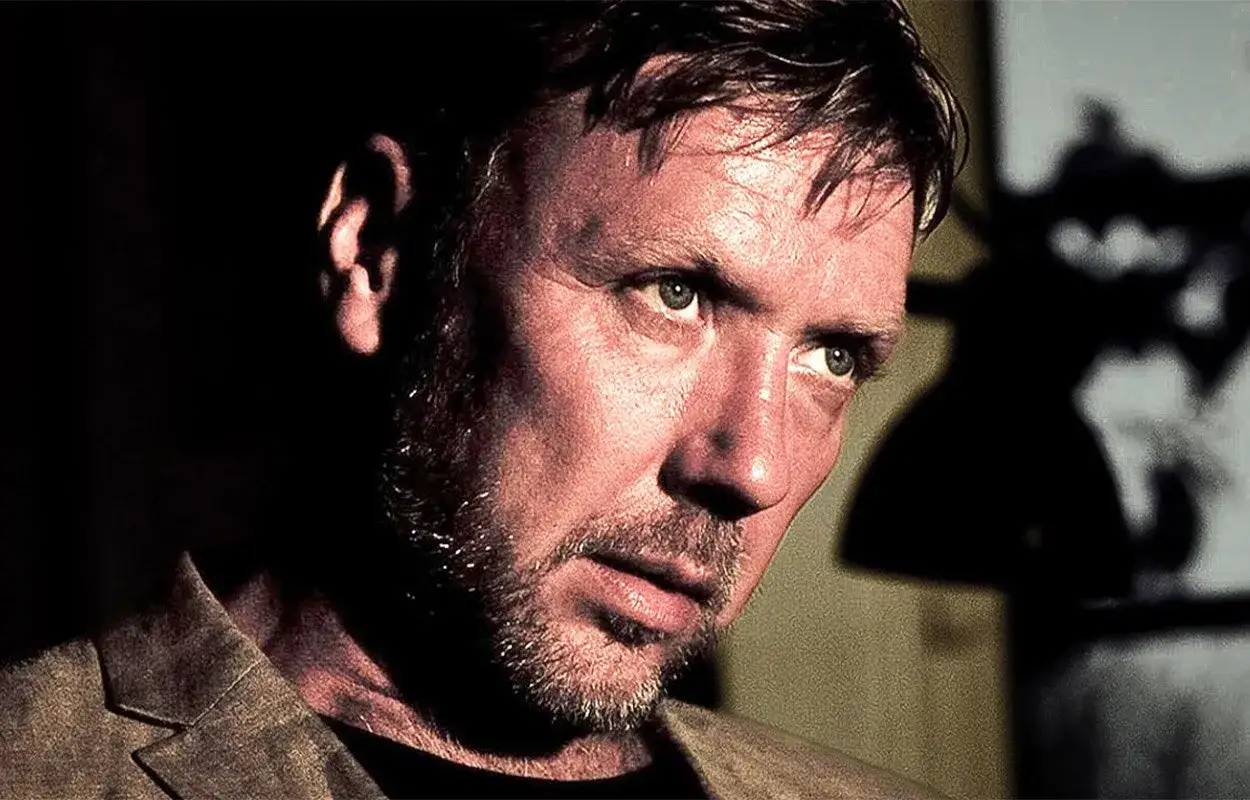Mikael Persbrandt med intensiv blick, en skådespelare känd för sina roller i filmer och tv-program.