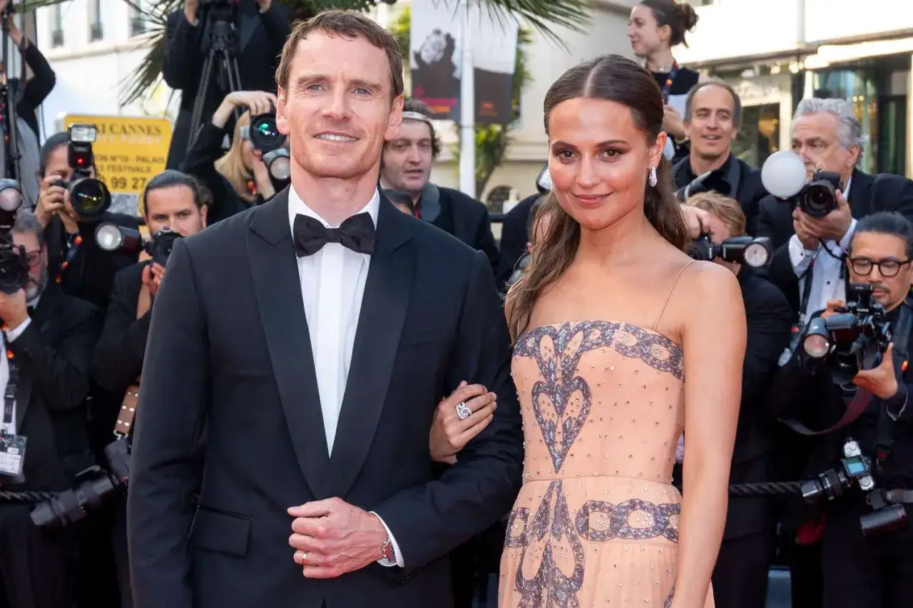 Alicia Vikander och Michael Fassbender på röda mattan, en scen som påminner om deras filmer.