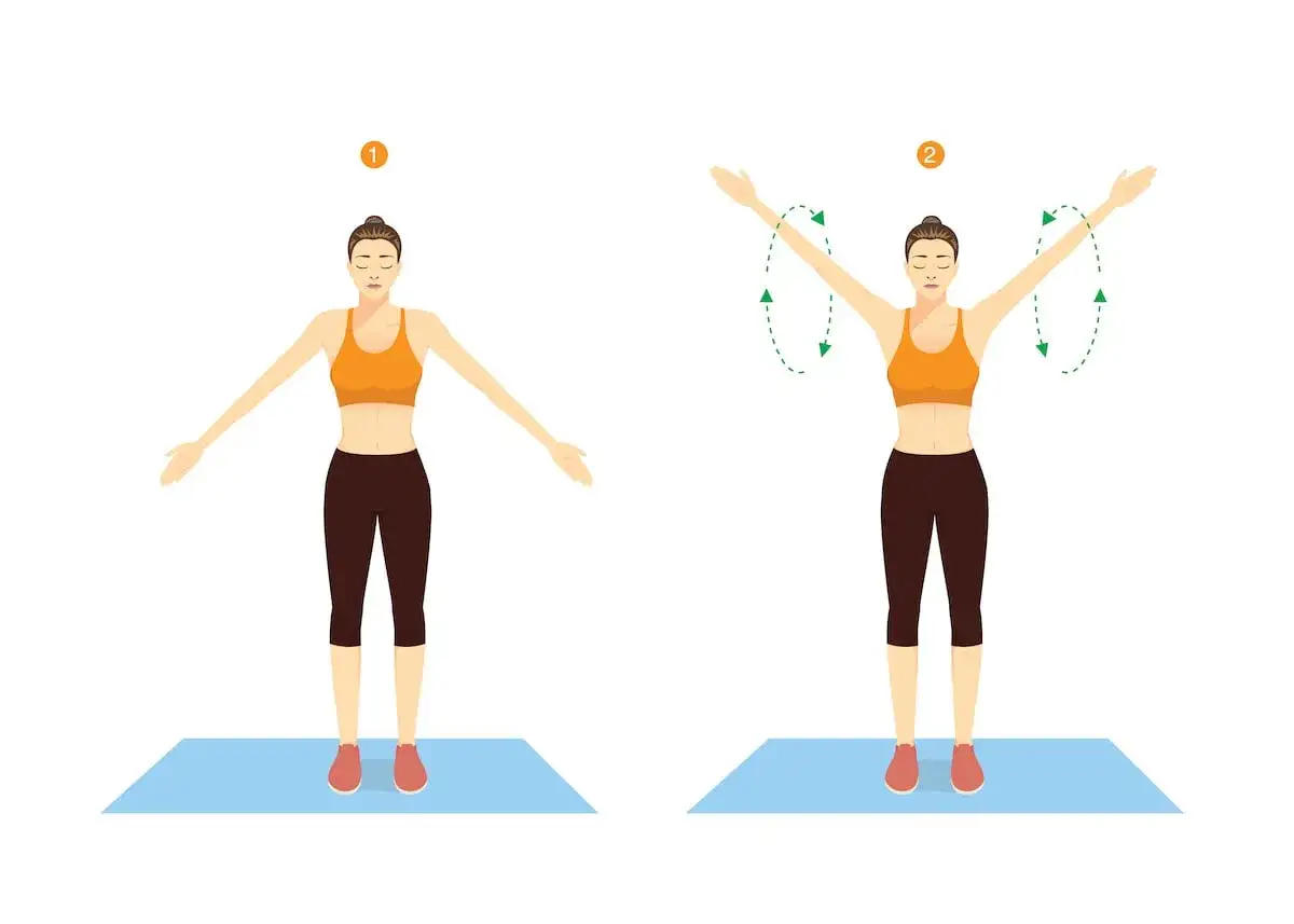 Femme effectuant des rotations des bras pour soulager une tendinite épaule.