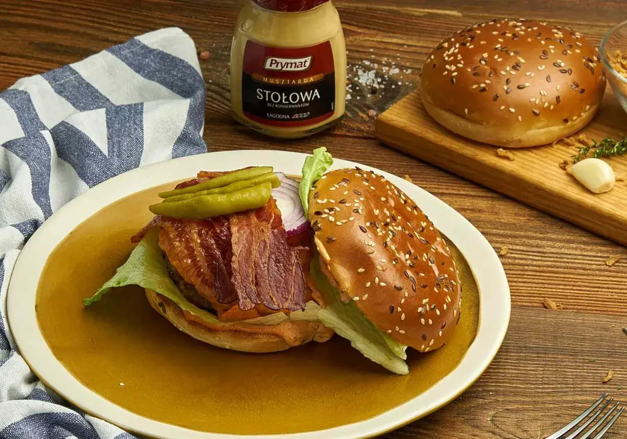 Burger wołowy tylko sól i pieprz, minimalistyczny burger