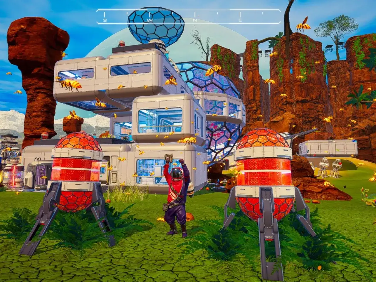 Gracz w grze Planet Crafter buduje bazę, otoczony przez latające owady i futurystyczne kapsuły.