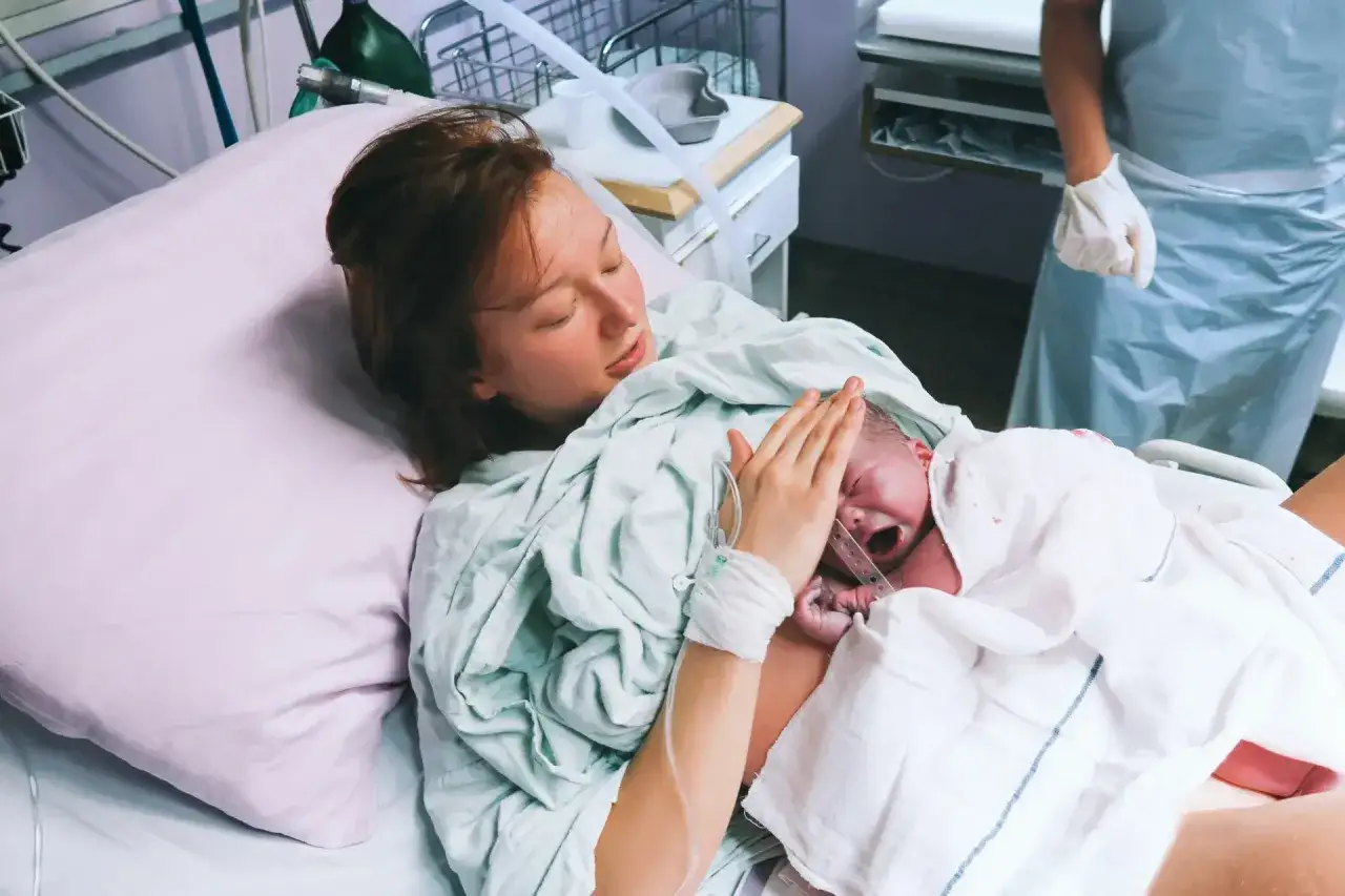 Mama tuli noworodka do piersi, rozpoczynając piękny czas kangurowania.