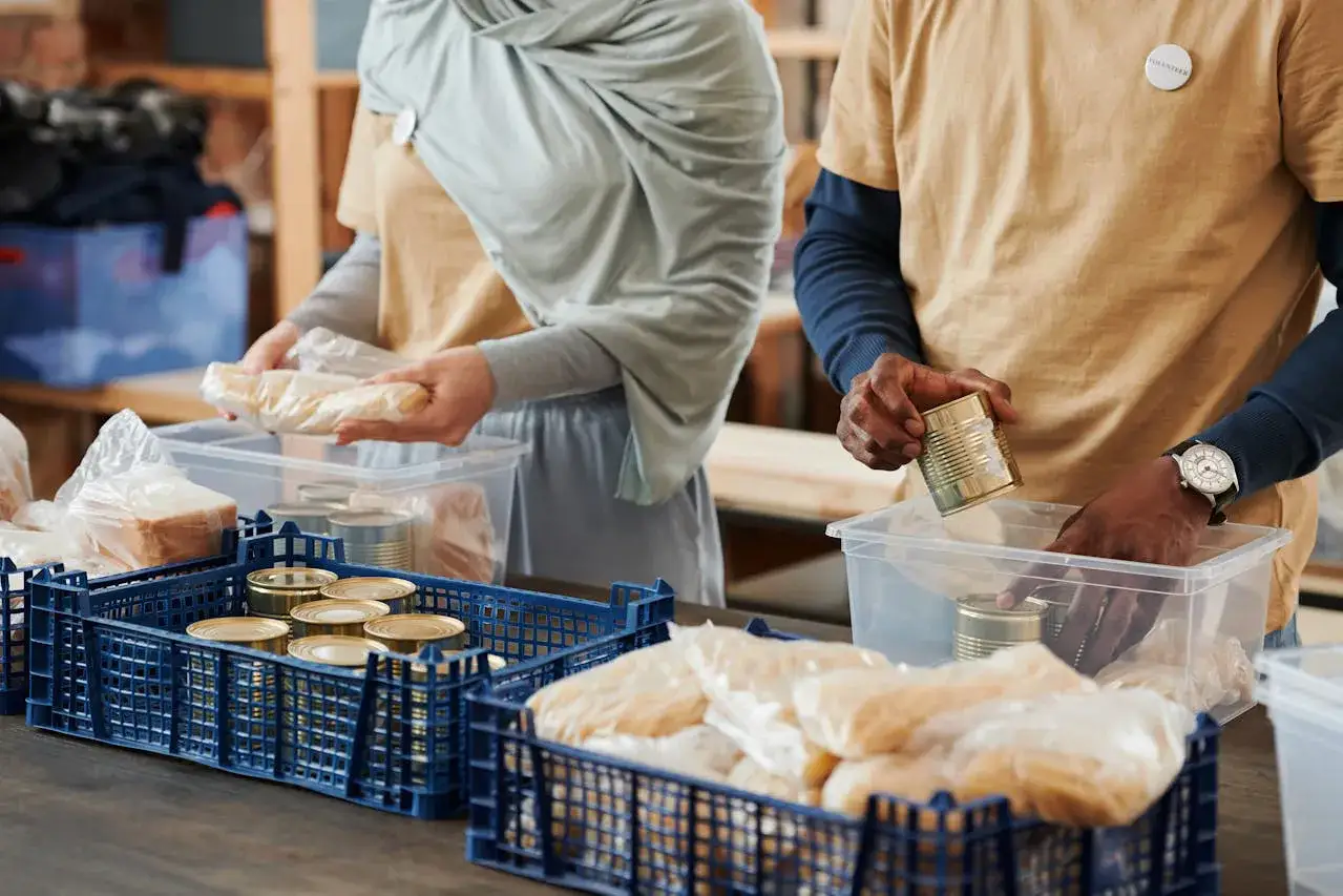 Freiwillige packen Lebensmittel für Bedürftige. Wann immer Hilfe gebraucht wird, ist es Zeit für eine Spende.