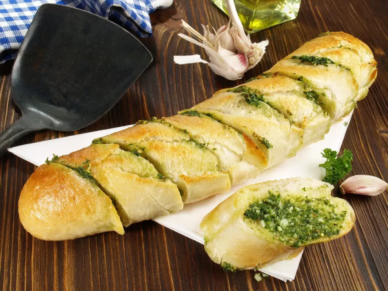 Une délicieuse baguette farcie à l'ail et aux herbes, prête à être dégustée.