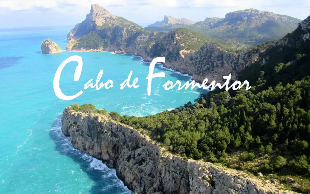 La ruta del Cap de Formentor ofrece vistas espectaculares de acantilados rocosos y el mar turquesa.