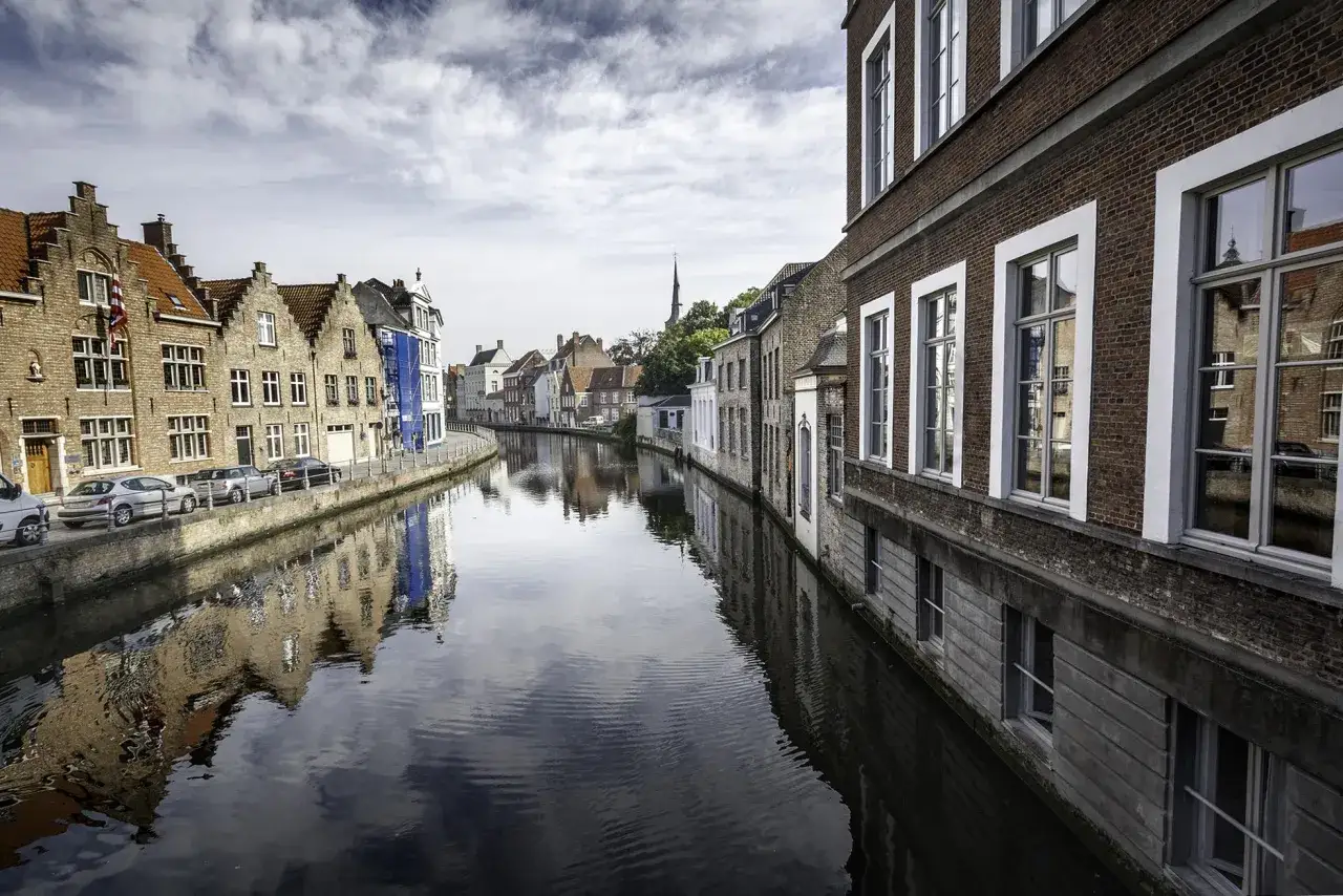 Canal de Brujas con edificios históricos reflejados en el agua. Ideal para saber qué ver en Brujas en un día y disfrutar de su encanto.