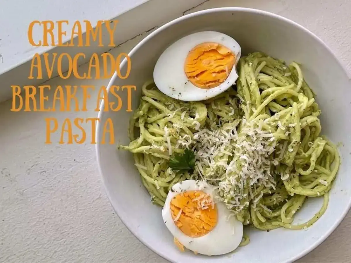 Kremowy makaron z awokado i jajkiem, posypany parmezanem. Idealny na pożywne śniadanie.