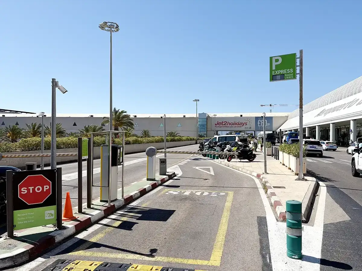 Lotnisko na Majorce. Parking z biletomatami i znakiem 