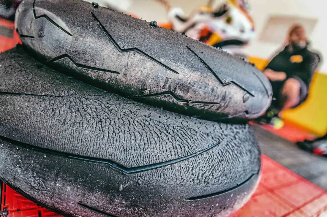 Gomme moto usurate, con la superficie crepata che mostra dopo quanti anni le gomme moto si induriscono.